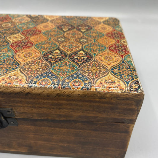 Nagy, mázas kerámia fadoboz – 20 × 15 × 7,5 cm – Hagyományos mintával