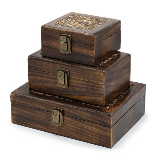 Mangófa faragott teadoboz (4 rekeszes) – 15 × 15 × 8 cm
