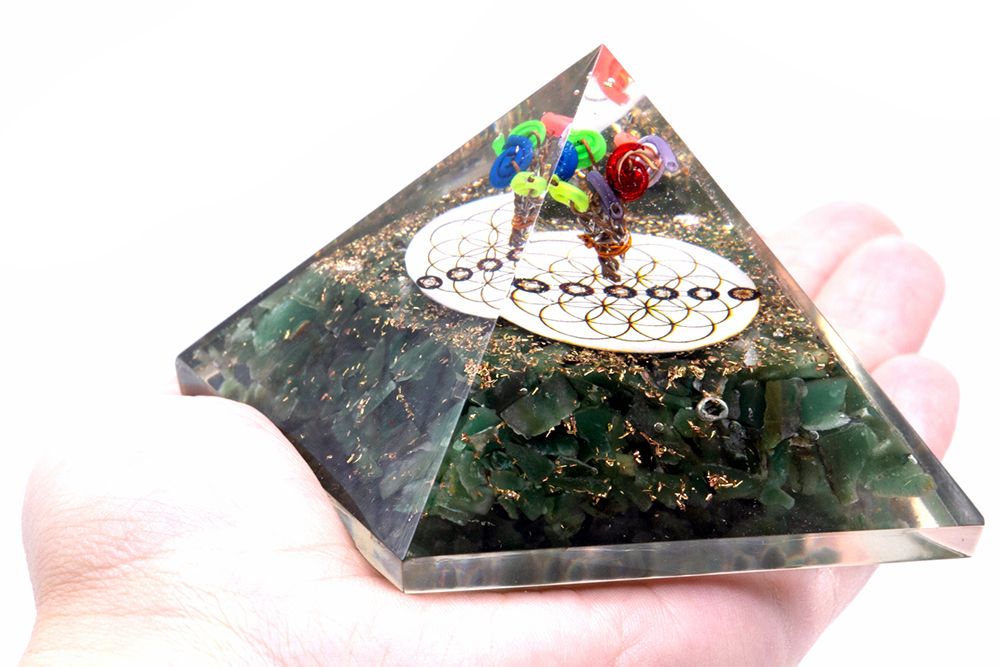 Orgonit piramis – zöld aventurin – élet virága – 70 mm