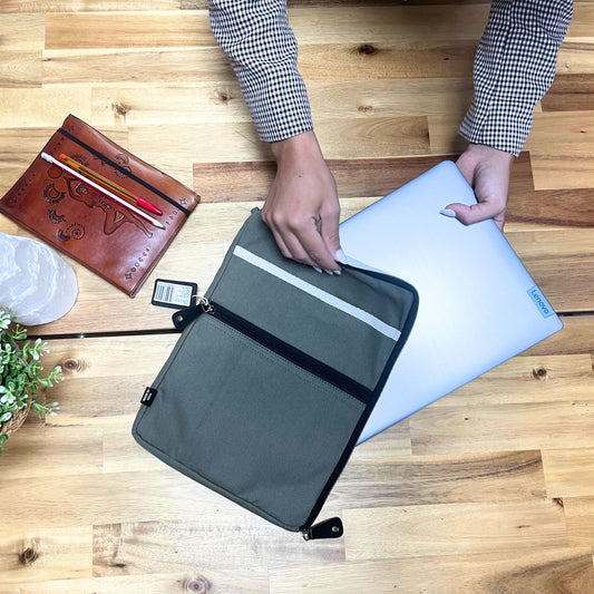 Vászon Laptop Tasak – Olívazöld – 24 × 33 cm