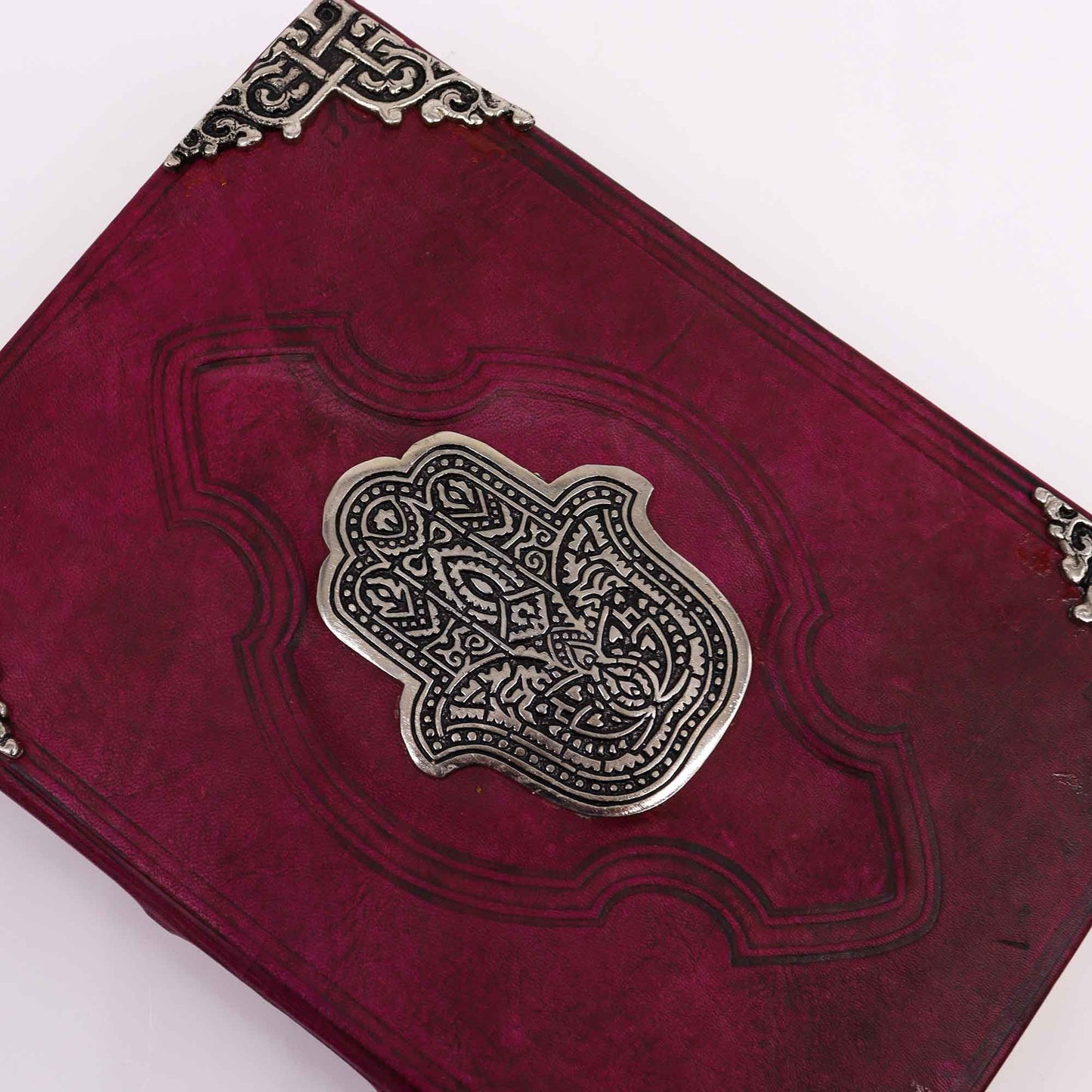 Vastag vörösesbarna napló – cink Hamsa dekoráció, 200 oldal, tépett szélű lapok – 26 × 18 cm