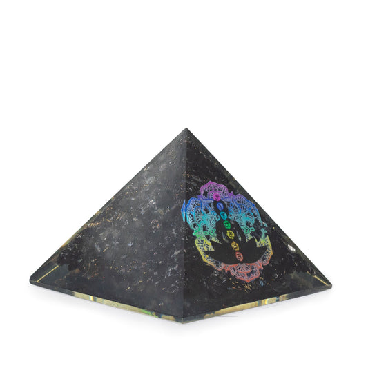 Kicsi orgonit piramis 5,5 × 4,5 cm – csakra Buddha – fekete turmalin törmelék