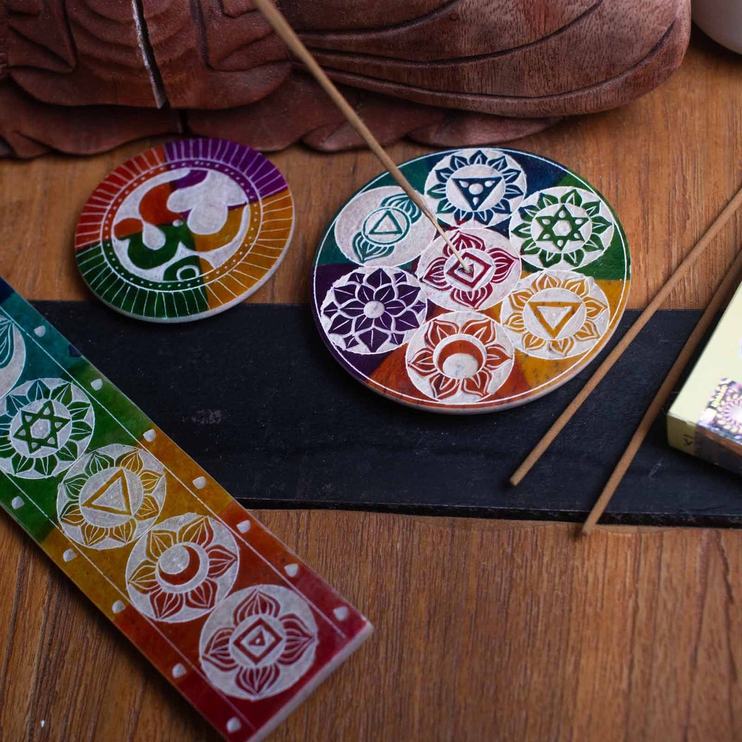 Szappankő füstölőtartó – 26 × 5 cm – hét csakra
