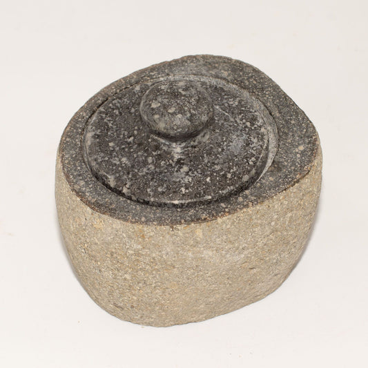 Természetes folyami kő földelő edény – kicsi (kb. 9 × 7 cm)
