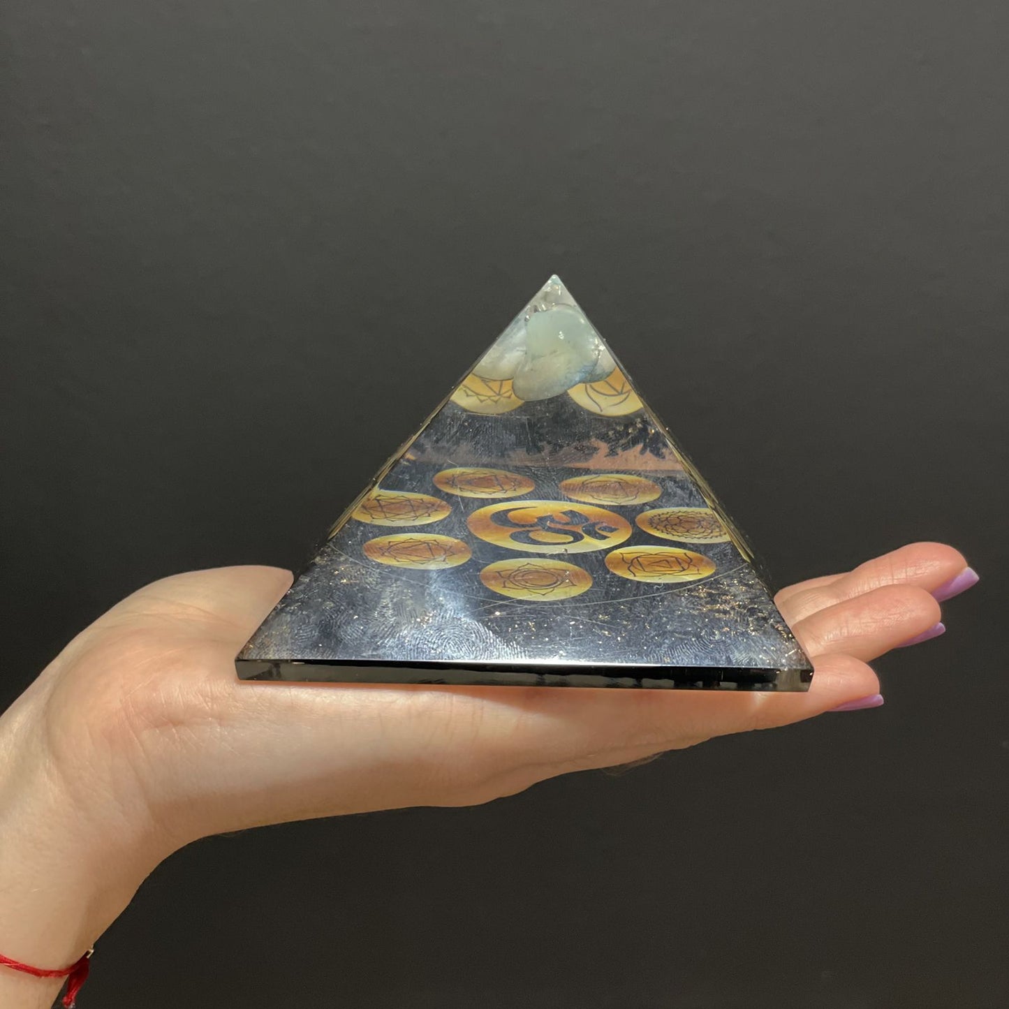Orgonit piramis – Éjféli Om Csakra – 90 mm
