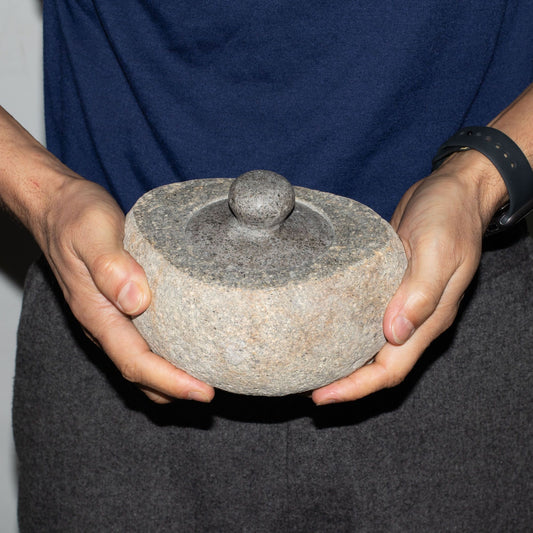 Természetes folyami kő földelő edény – nagy (kb. 15 × 12 cm)