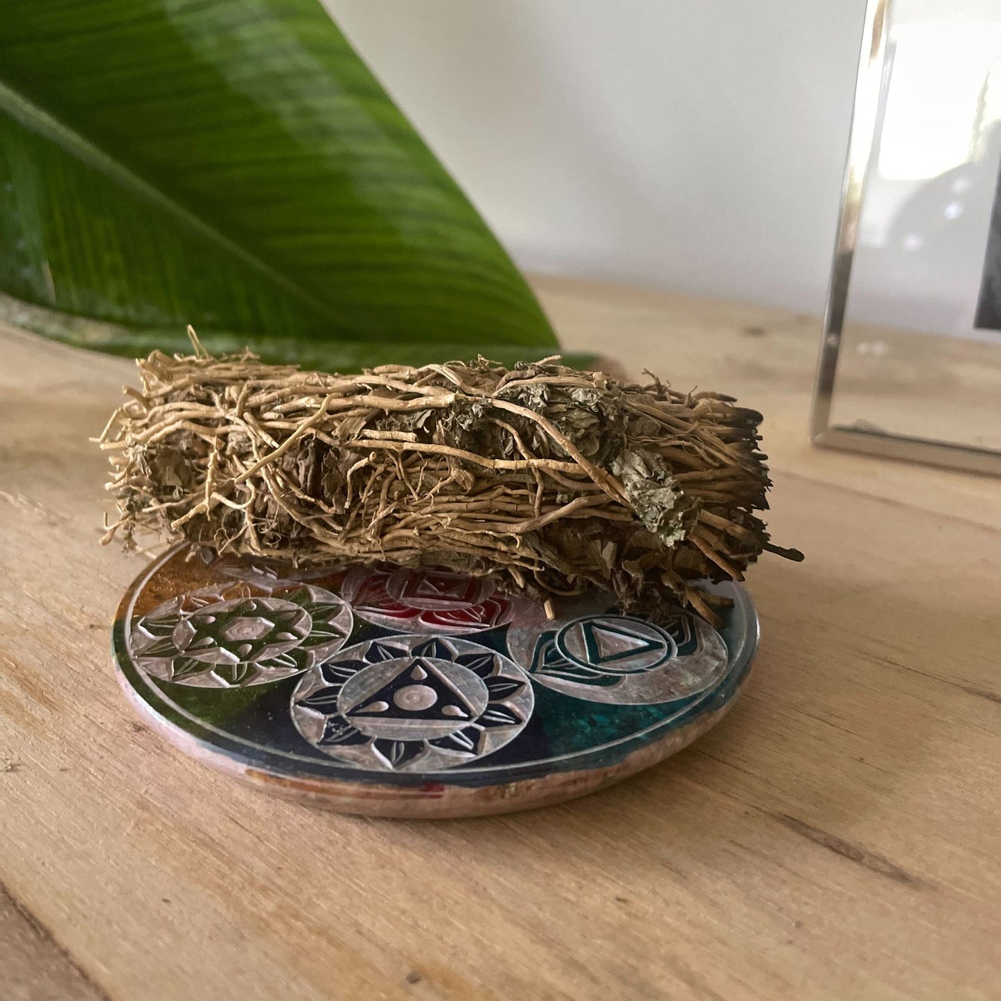 Szappankő korong füstölőtartó 10 cm – hét csakra
