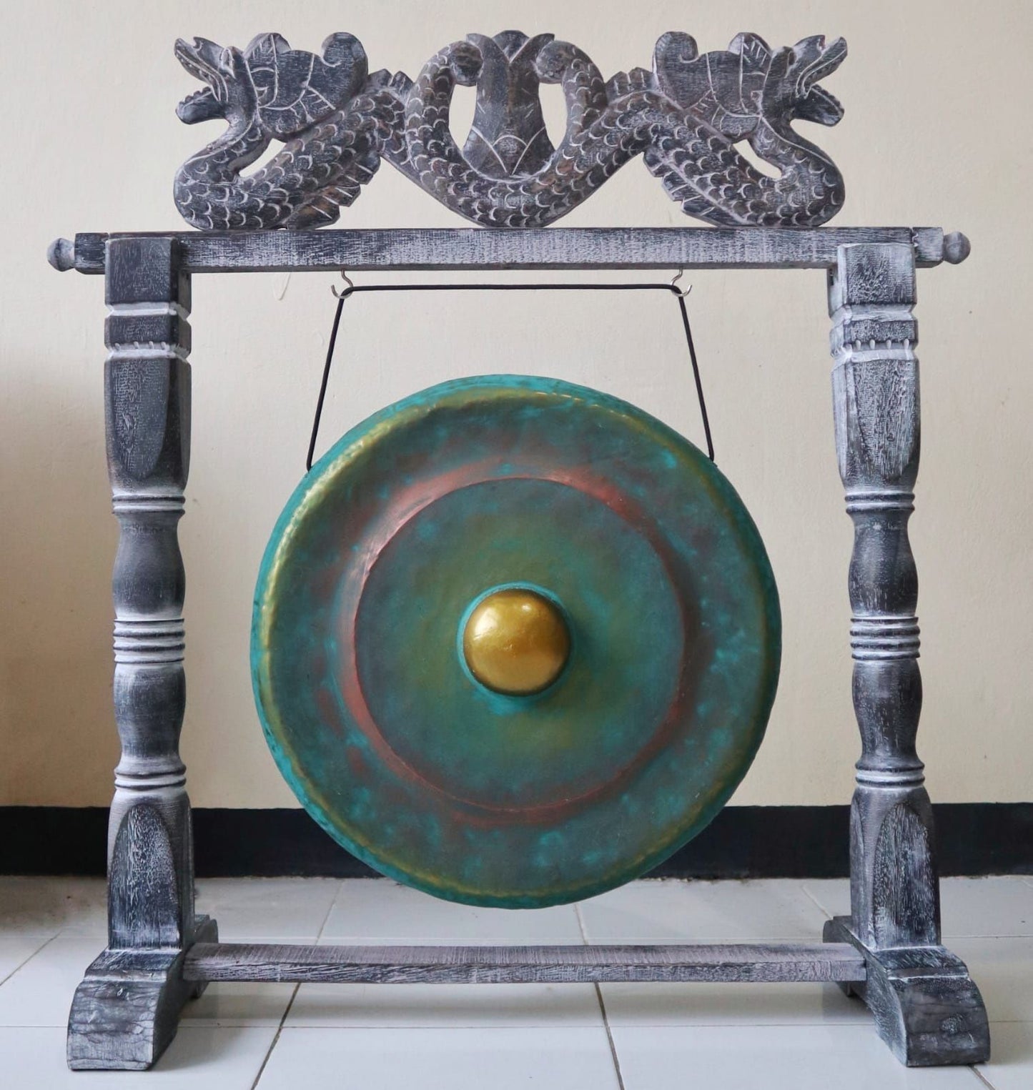 Kis gong állványon – 25 cm – zöldre mosott