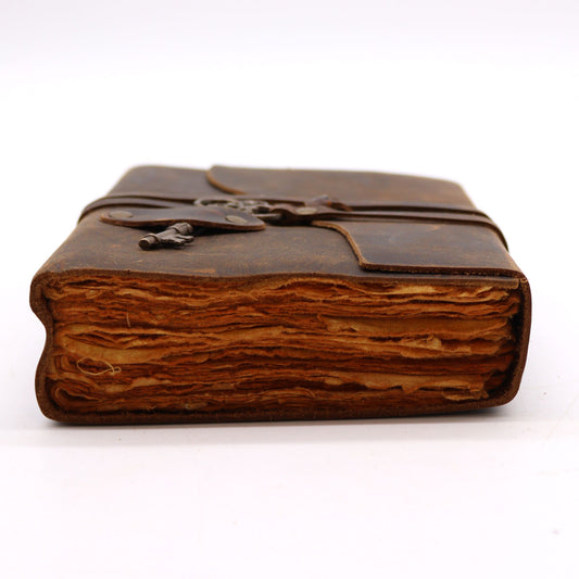 Olajozott bőr és kulcs – 200 oldalas, hullámos szélű – 13 × 18 cm