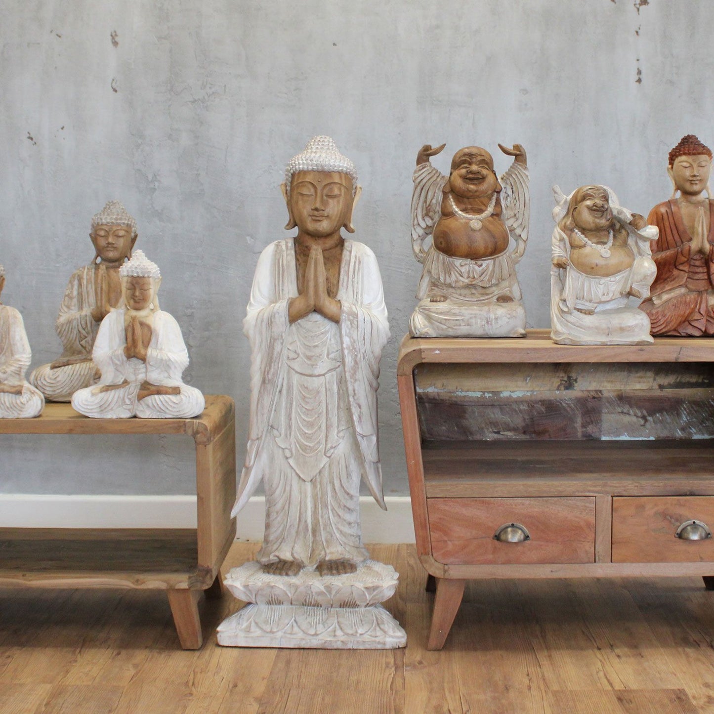 Kézműves Buddha Szobor – 100 cm Üdvözlő – fehérre súrolt