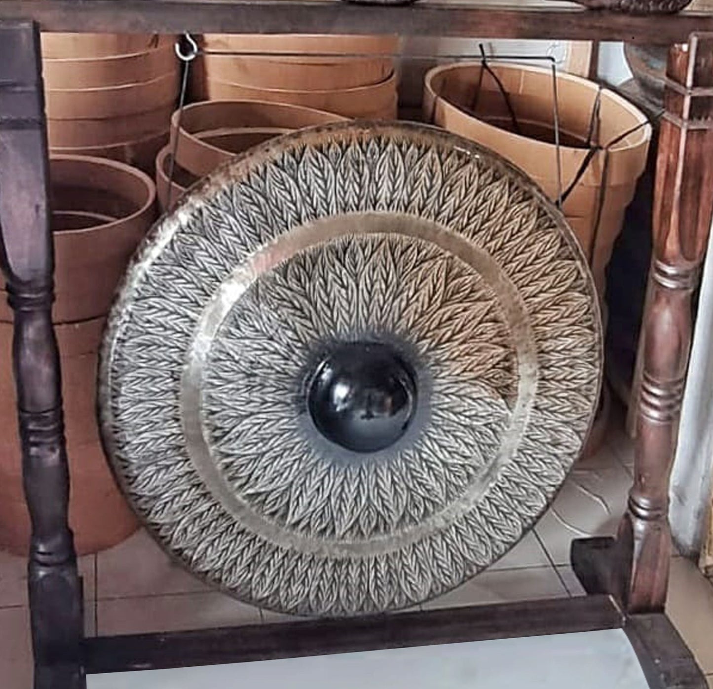 Nagy gong barna antik állványon – 80 cm – fekete – mintás