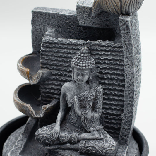 Asztali szoba szökőkút – Buddha, lótusz és vízesés (19 × 19 × 28 cm)