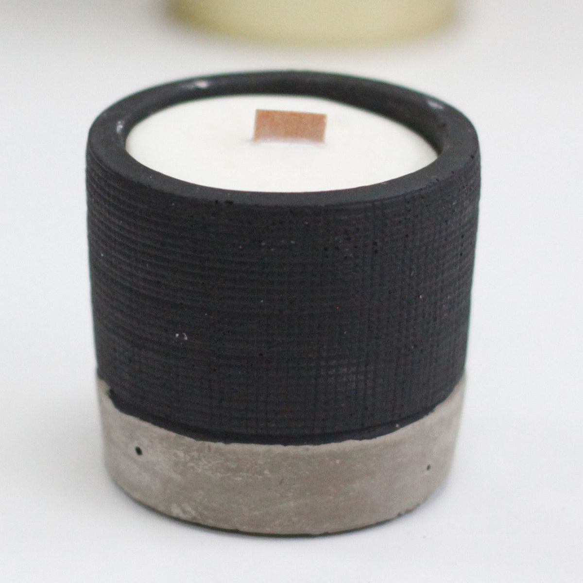 Szójagyertya beton kaspóban – fekete – brandy butter