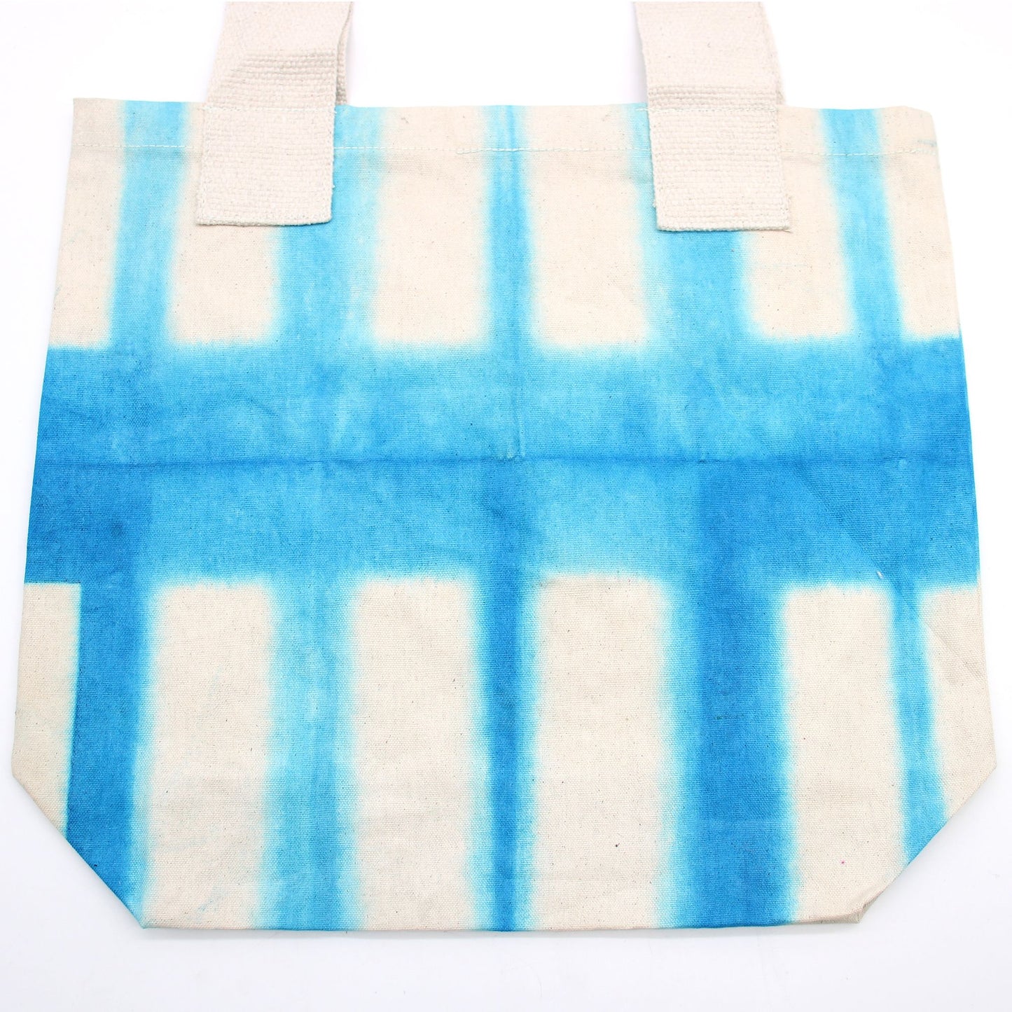 Natúr batikolt pamuttáska (8 oz) – 38 × 42 × 12 cm – Égszínkék blokkok – Natúr fogantyú