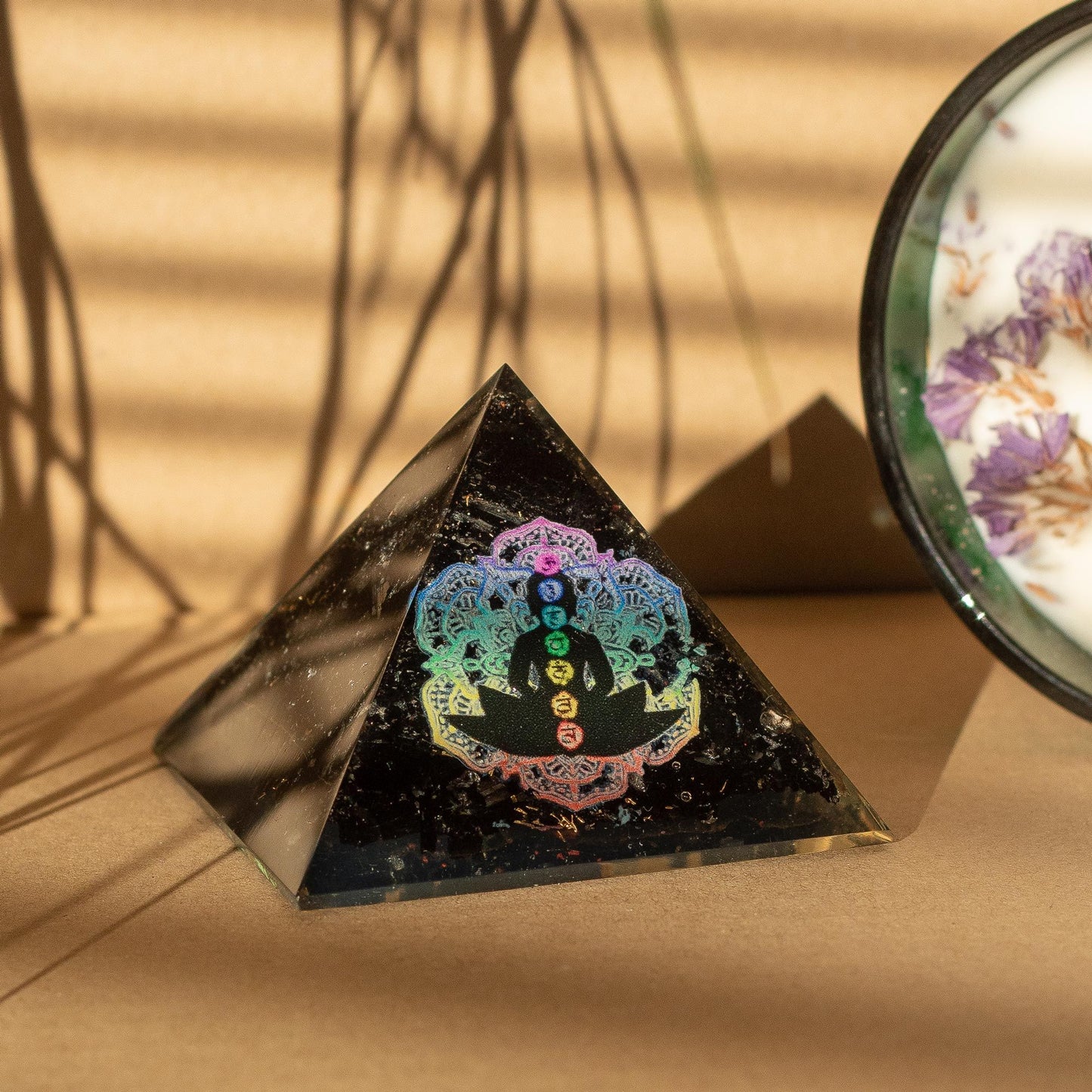 Kicsi orgonit piramis 5,5 × 4,5 cm – csakra Buddha – fekete turmalin törmelék