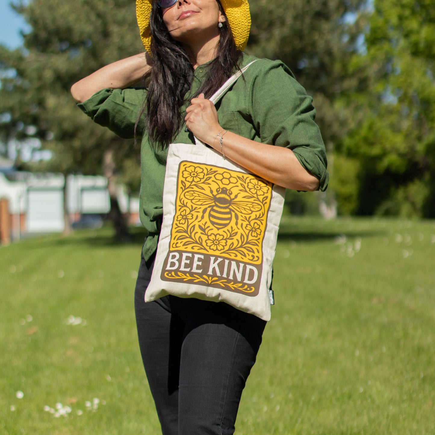 Toni táska – Bee kind (42 × 30 cm) – 10 oz