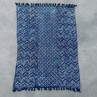 Kézzel készített indigó takaró – 170 × 120 cm – Namoona Hullámok