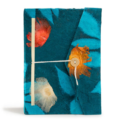 Lokta Merész Virágos Füzet – Nagy (21 × 15 cm) – 45 Lap – Könyvjelzővel – Éjkék