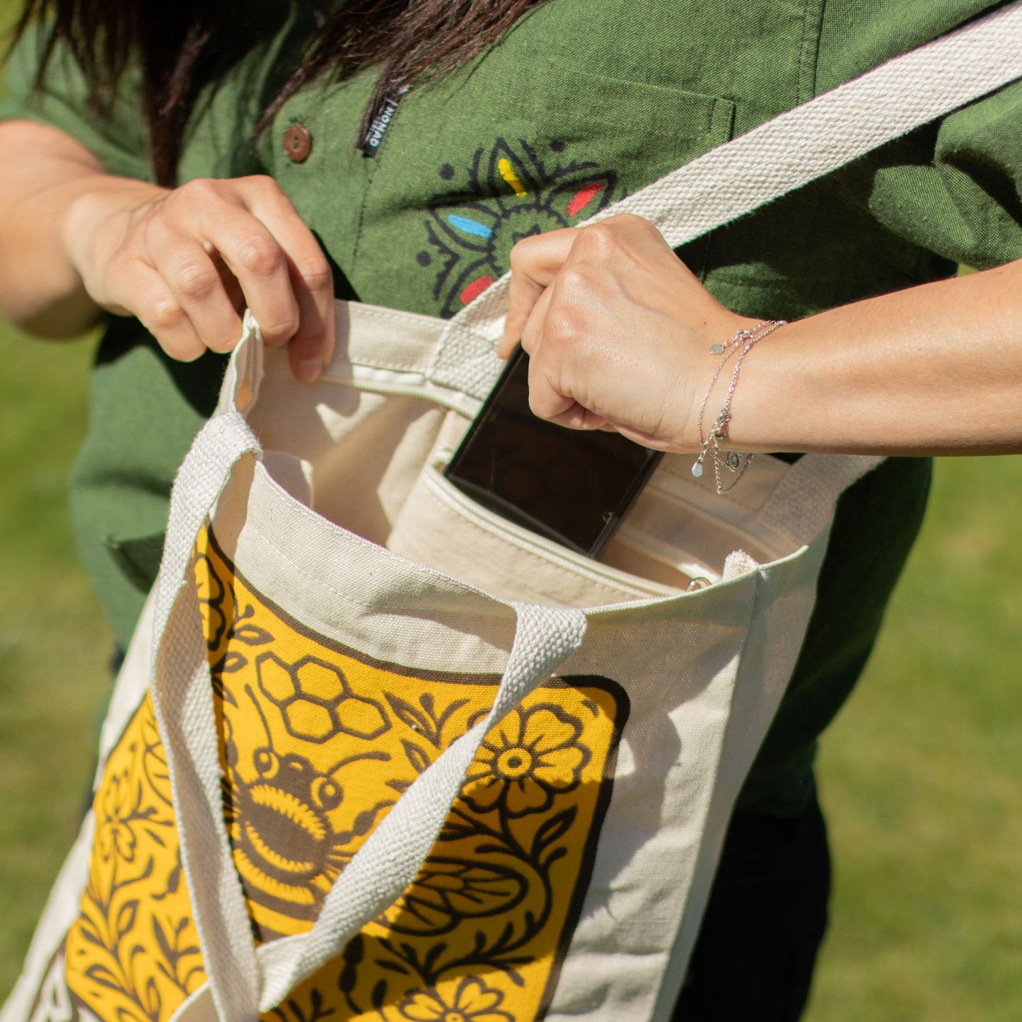 Toni táska – Bee kind (42 × 30 cm) – 10 oz