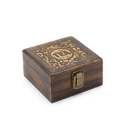Mangófa faragott teadoboz (4 rekeszes) – 15 × 15 × 8 cm