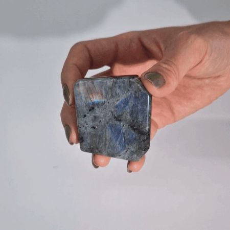 Madagaszkári labradorit kő (kb. 80–168 g, 40–60 mm)