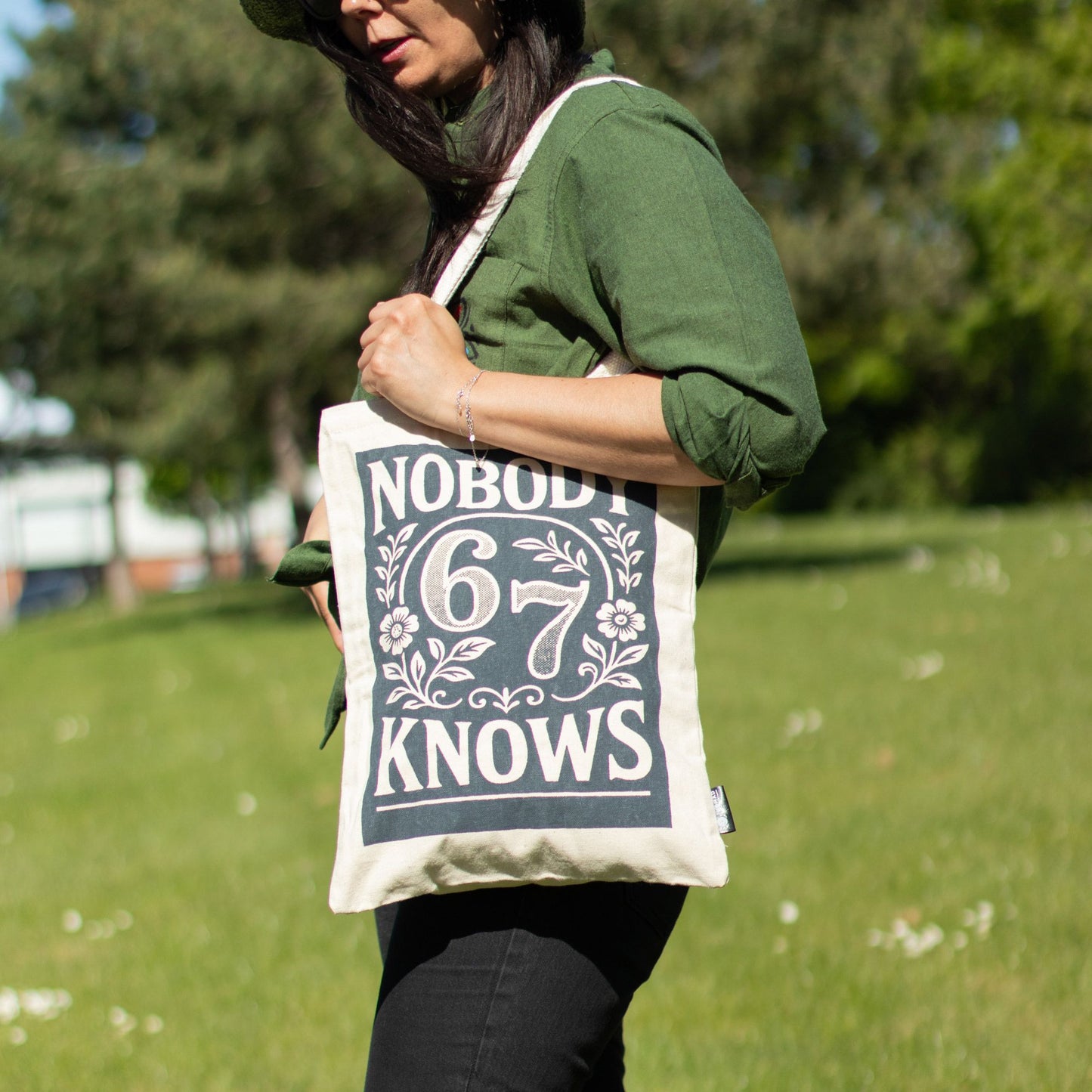 Toni táska – Nobody knows 67 (42 × 30 cm) – 10 oz