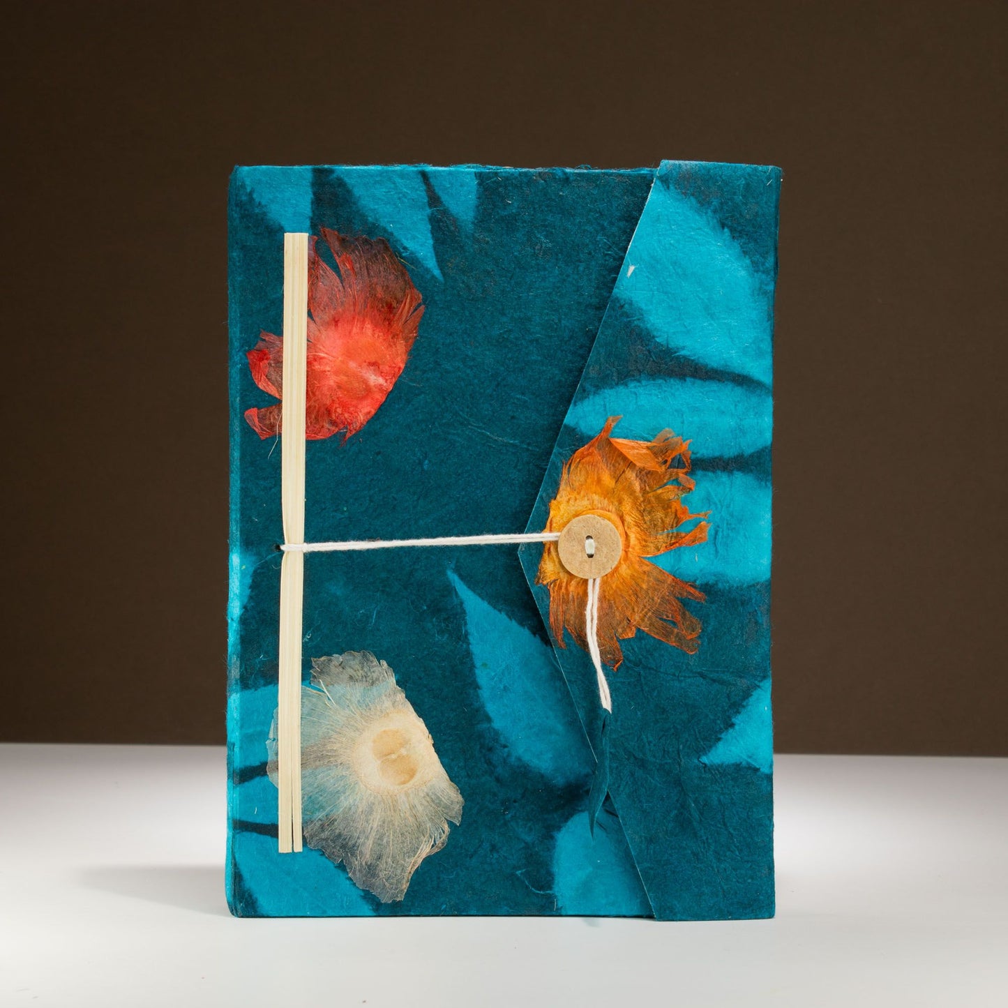Lokta Merész Virágos Füzet – Nagy (21 × 15 cm) – 45 Lap – Könyvjelzővel – Éjkék
