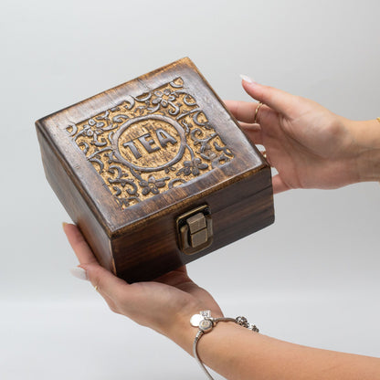 Mangófa faragott teadoboz (4 rekeszes) – 15 × 15 × 8 cm