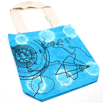 Batikolt pamuttáska (6 oz) – 38 × 42 × 12 cm – Iránytű – Kék – Natúr fogantyú