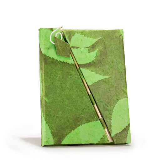 Lokta Merész virágos bambusz zárral ellátott jegyzetfüzet – közepes (15 × 12 cm) – 45 lap – mohazöld