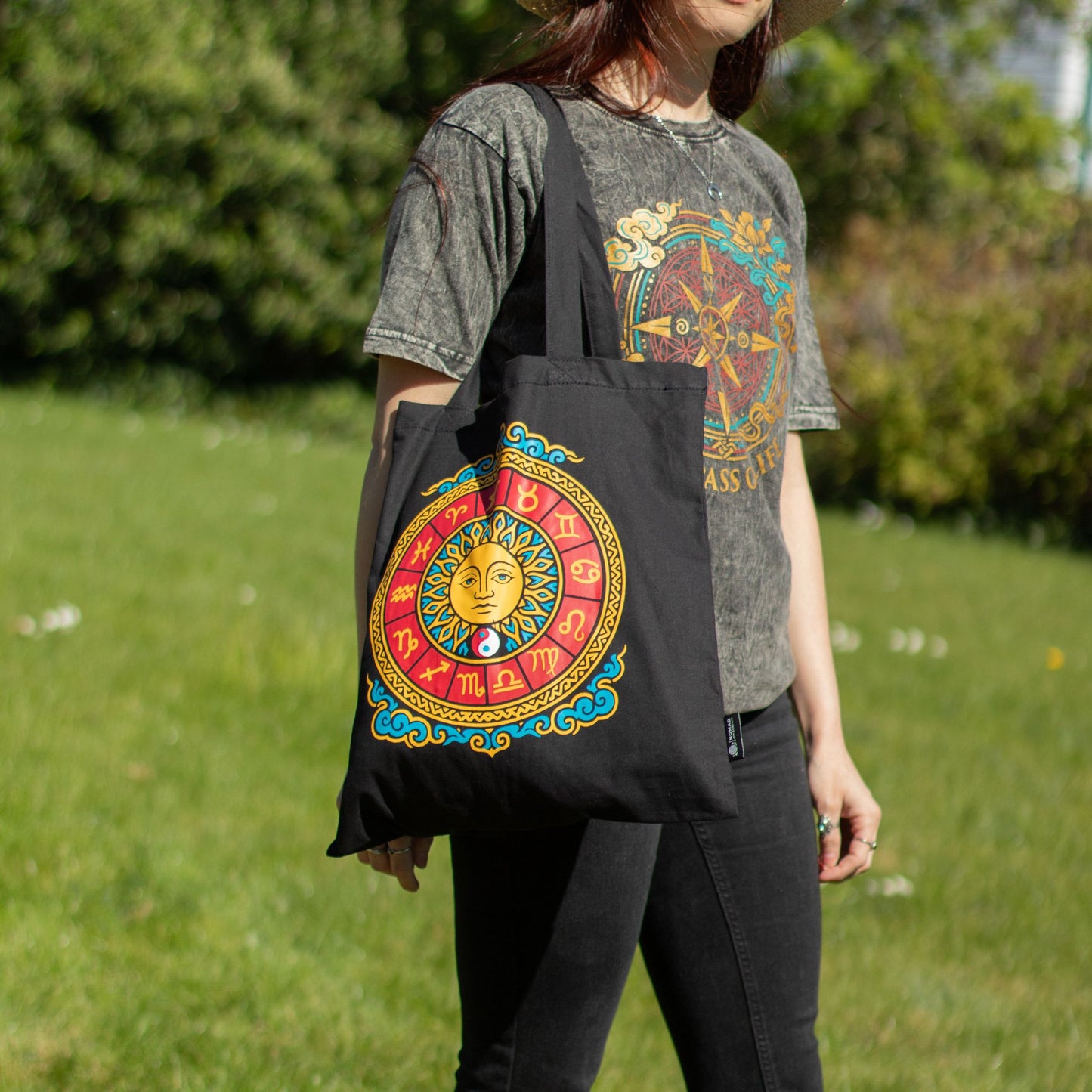 Iconic Classic vászontáska – zodiákus nap – fekete, 6 oz (40 × 36 cm)