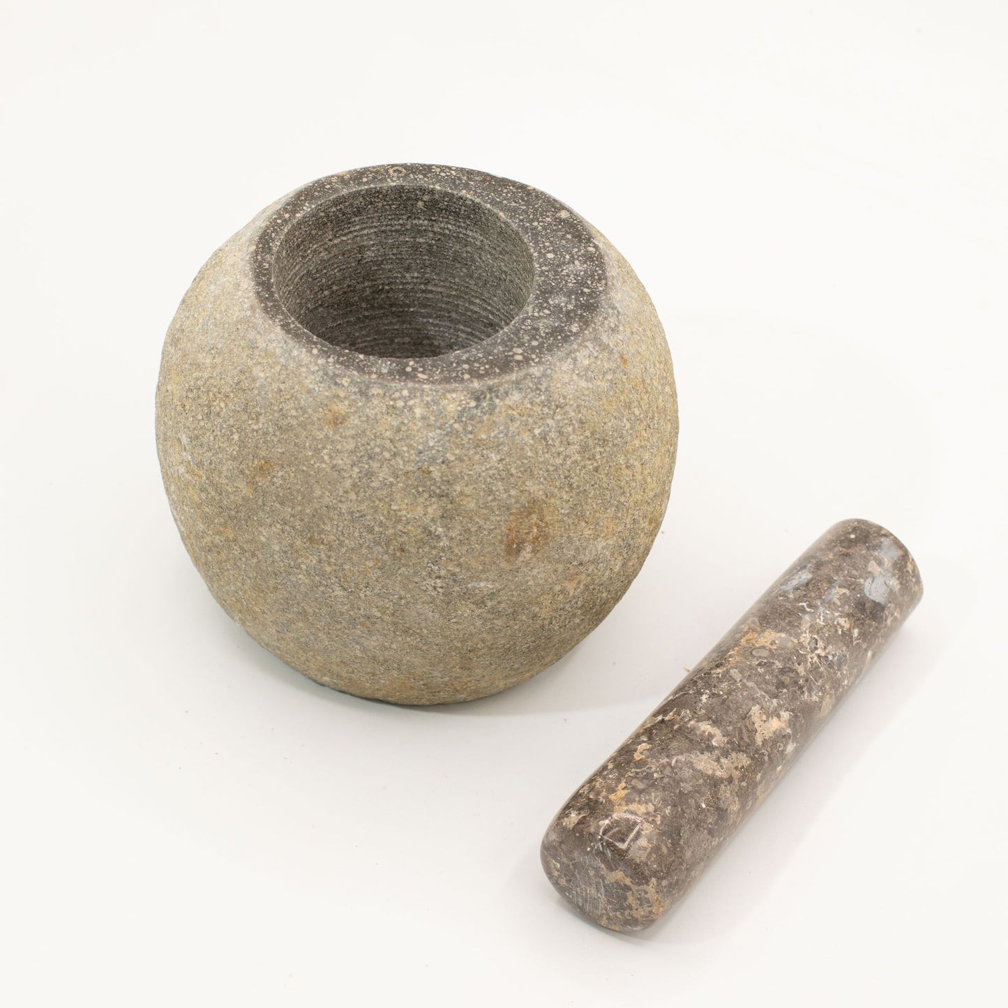 Természetes folyókő mozsár mozsártörővel – nagy (kb. 15 × 12 cm)