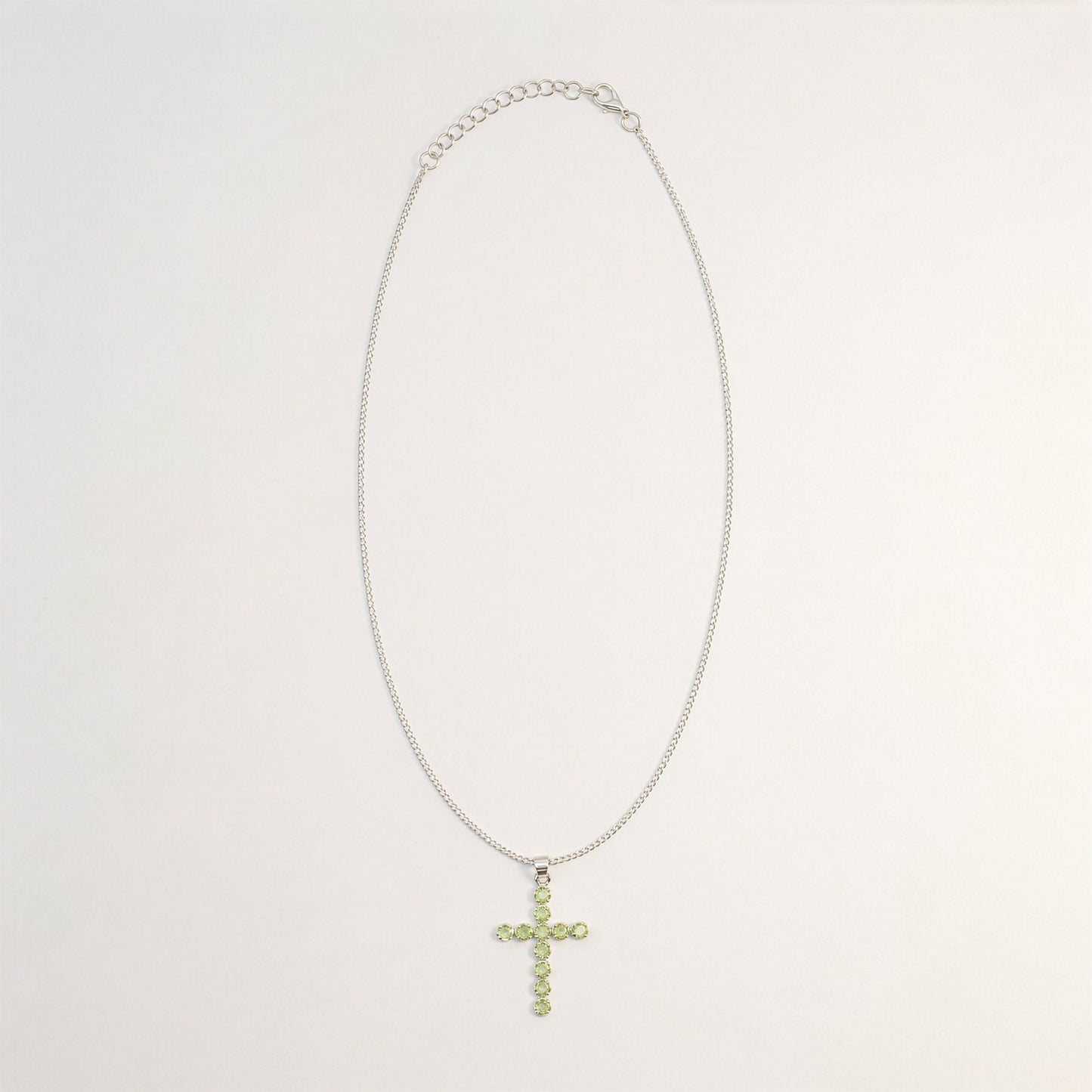 Indiai áhítatos medál – ezüstözött (45 cm-es lánc) – peridot feszület