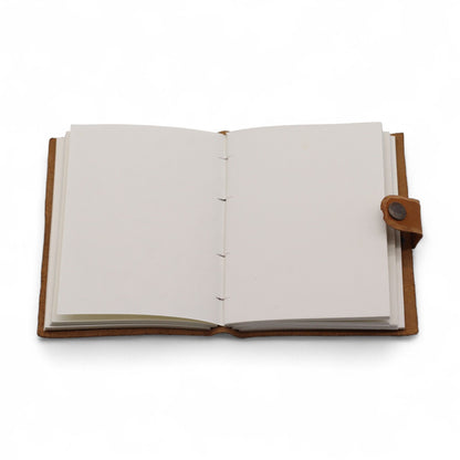 Dombornyomott bőrkötésű napló – barna virágminta – 17,8 × 12,7 cm