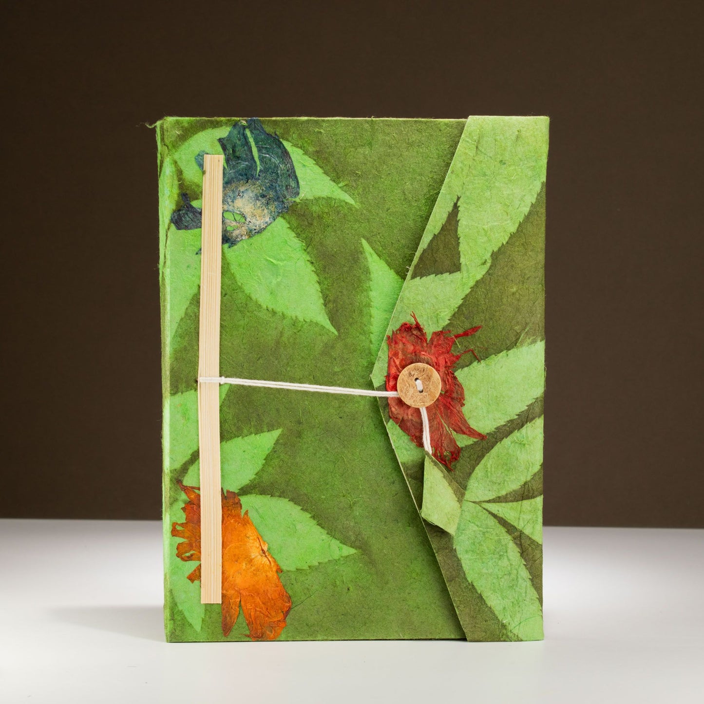 Lokta Merész Virágos Jegyzetfüzet – Nagy (21 × 15 cm) – 45 Lap – Könyvjelzővel – Mohazöld