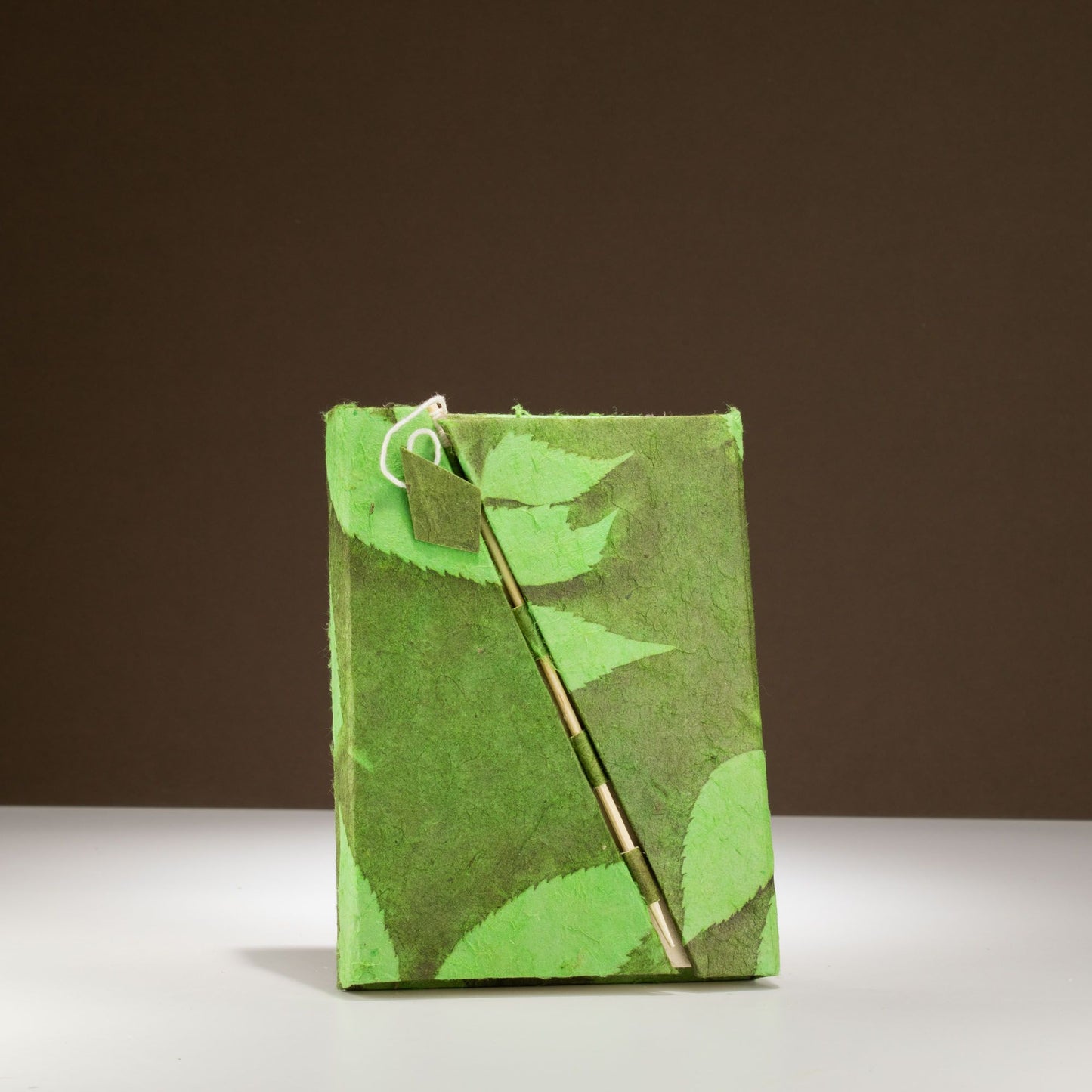 Lokta Merész virágos bambusz zárral ellátott jegyzetfüzet – közepes (15 × 12 cm) – 45 lap – mohazöld