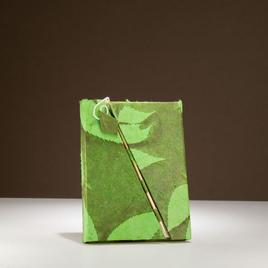 Lokta Merész virágos bambusz zárral ellátott jegyzetfüzet – közepes (15 × 12 cm) – 45 lap – mohazöld