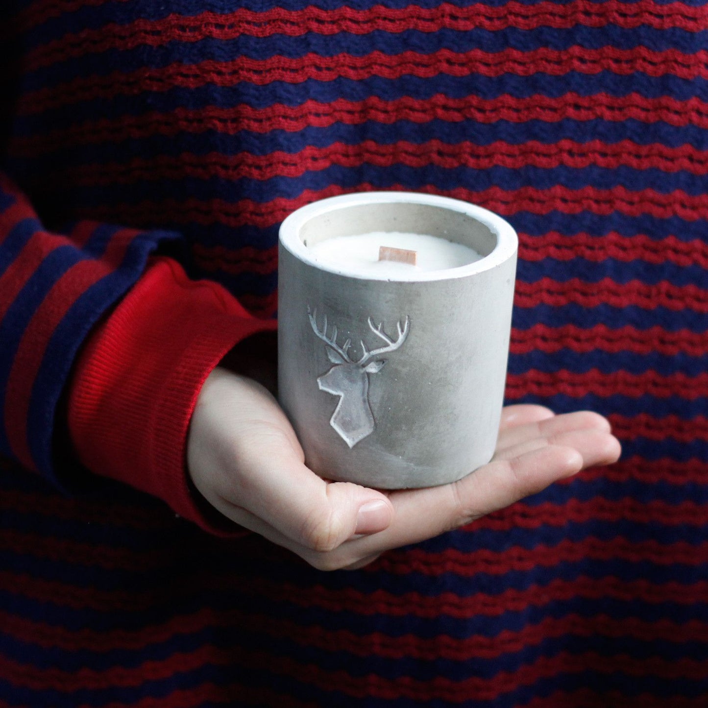 Közepes beton szójagyertya – szarvasfej – whisky és füstös fa