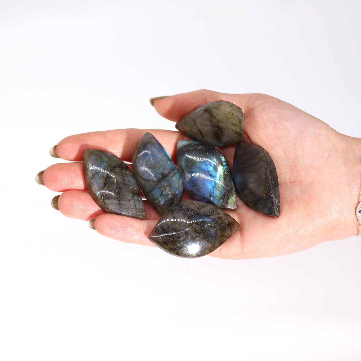 Madagaszkári labradorit levél alakú kő (kb. 13–20 g, 40–50 mm)