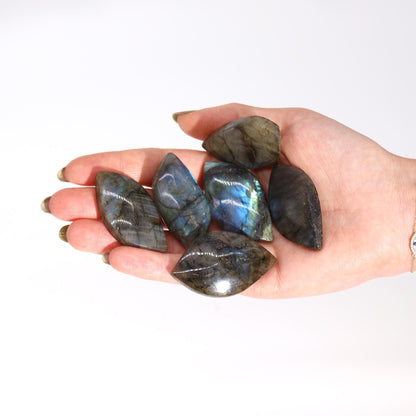 Madagaszkári labradorit levél alakú kő (kb. 13–20 g, 40–50 mm)