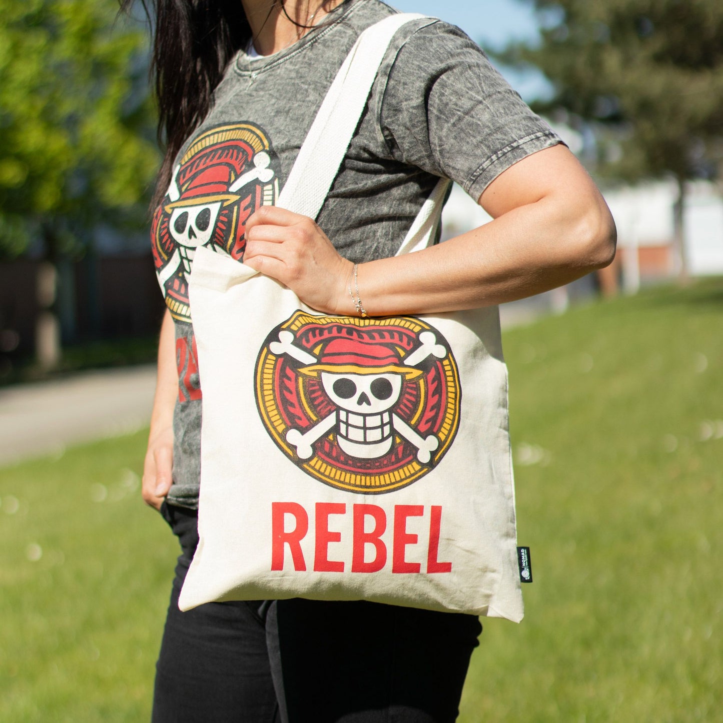 Ikonikus táska – Rebel – (40 × 37 cm)