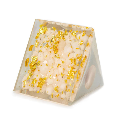 Közepes orgonit piramis 7 × 6 cm – Kvarc golyó – kvarc darabok
