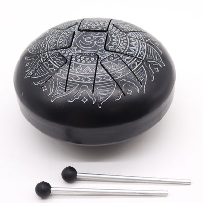 Acélnyelv dob – vésett OM mandala, 22 × 15 cm