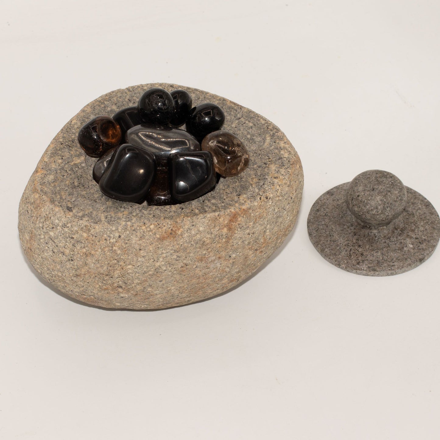 Természetes folyami kő földelő edény – nagy (kb. 15 × 12 cm)