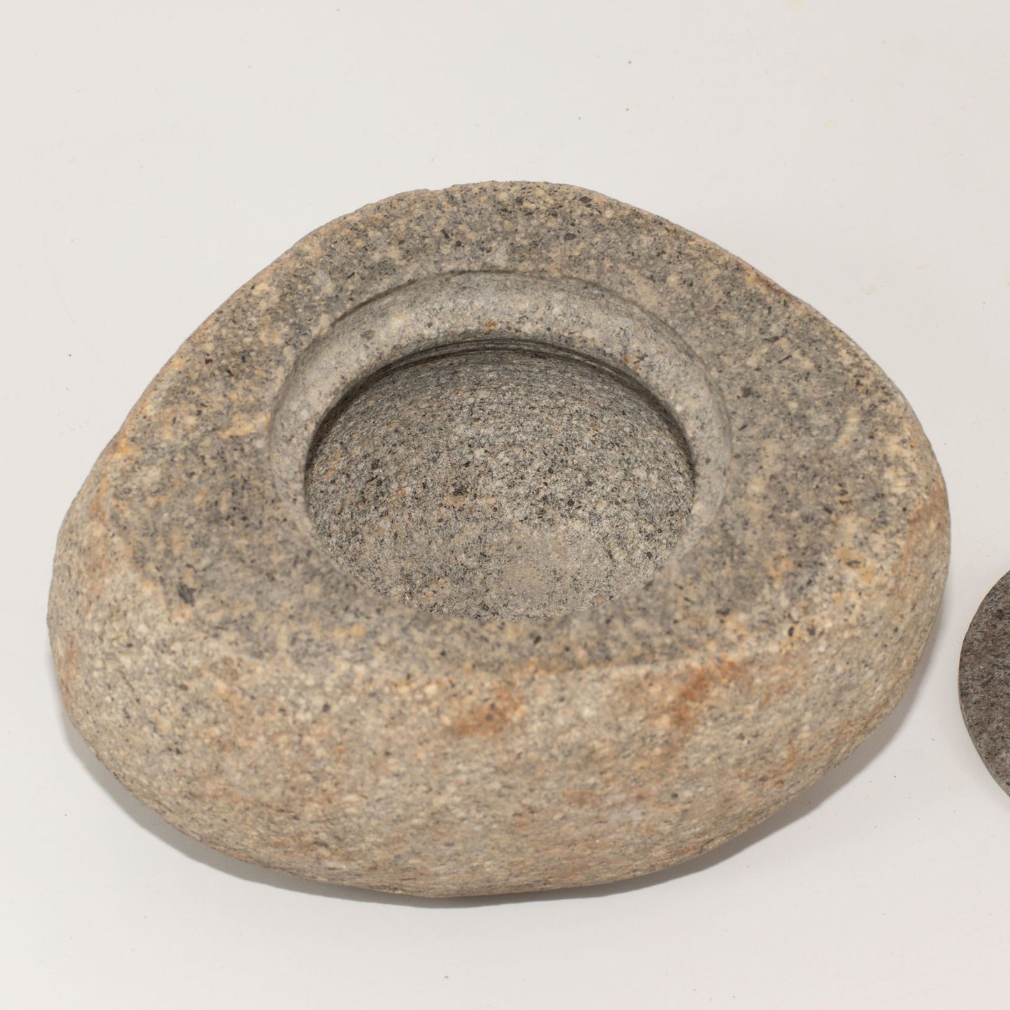 Természetes folyami kő földelő edény – nagy (kb. 15 × 12 cm)