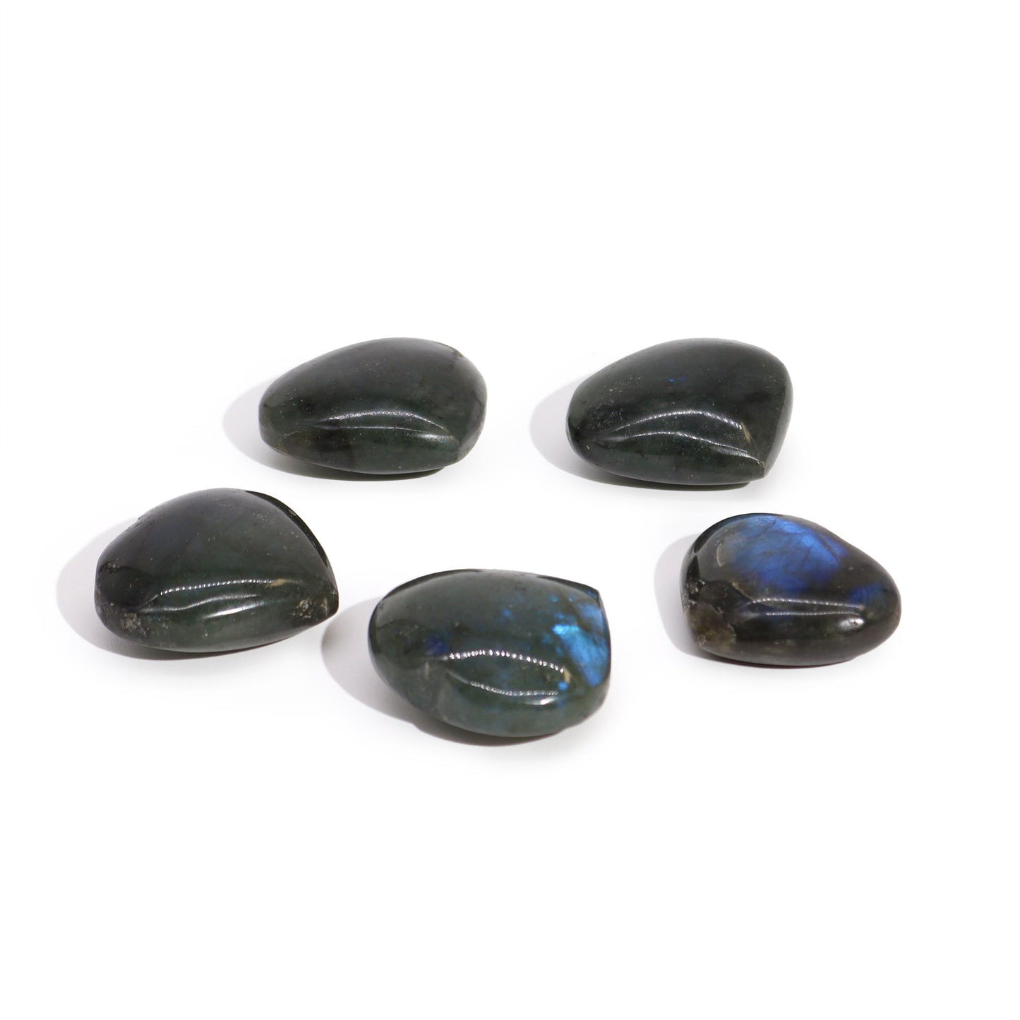 Madagaszkári labradorit szív alakú kő (kb. 17–31 g, 30–40 mm)