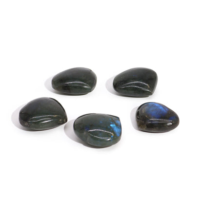 Madagaszkári labradorit szív alakú kő (kb. 17–31 g, 30–40 mm)
