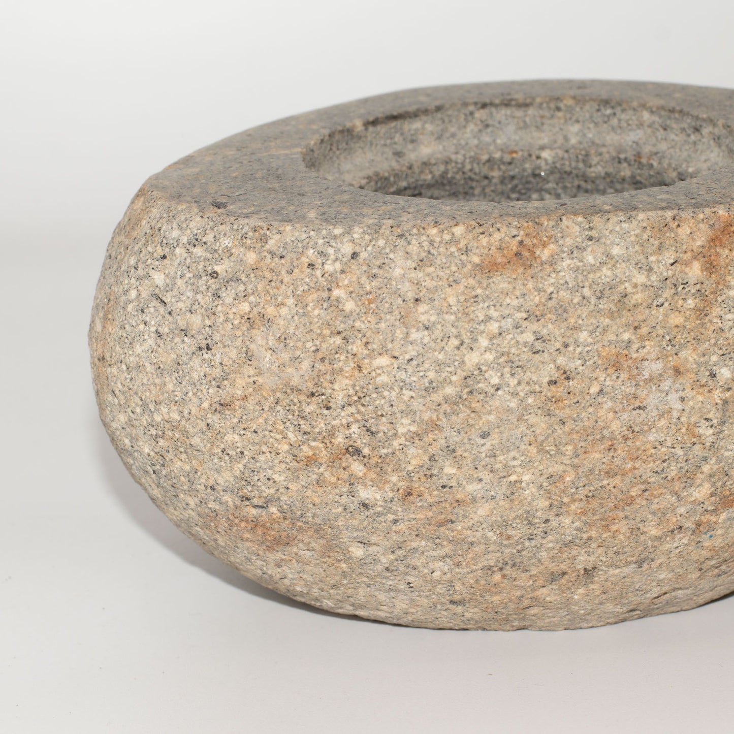 Természetes folyami kő földelő edény – nagy (kb. 15 × 12 cm)