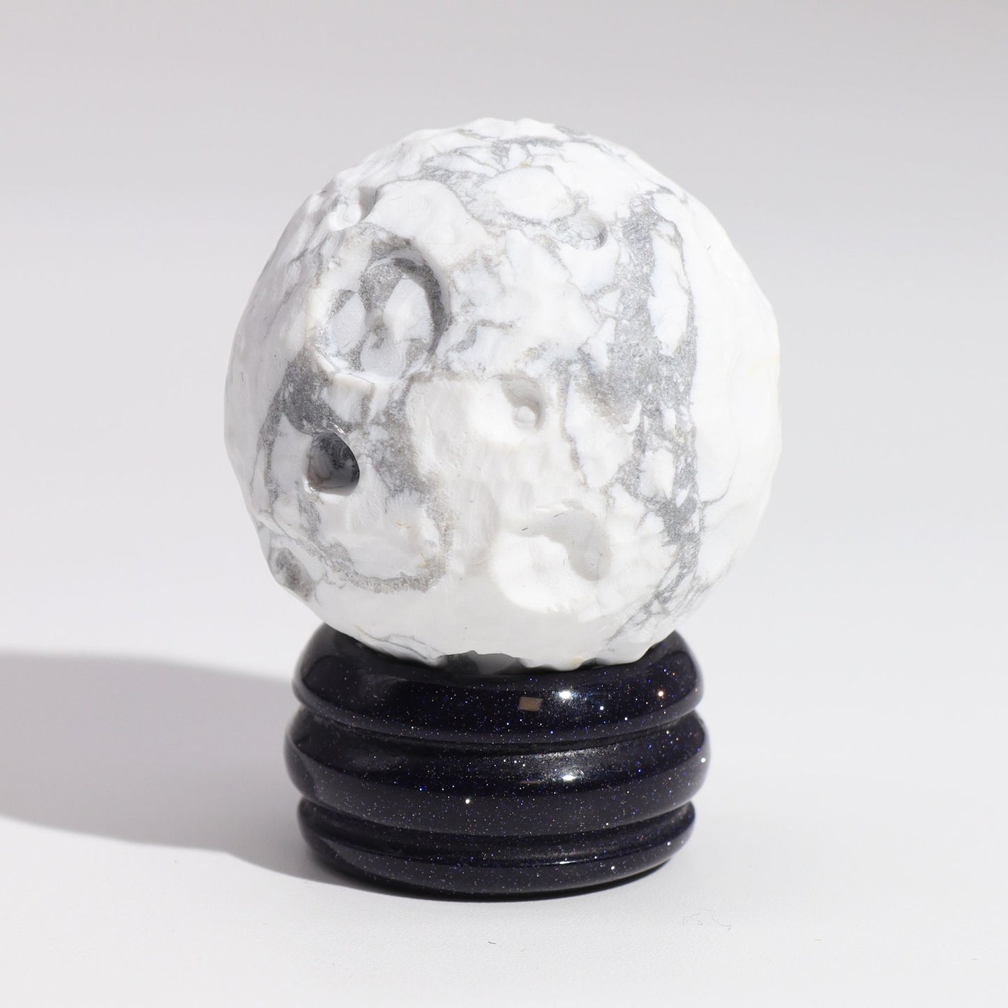 Fehér howlit bolygó Sola Goldstone állványon – 40 mm (30 × 15 mm állvány)