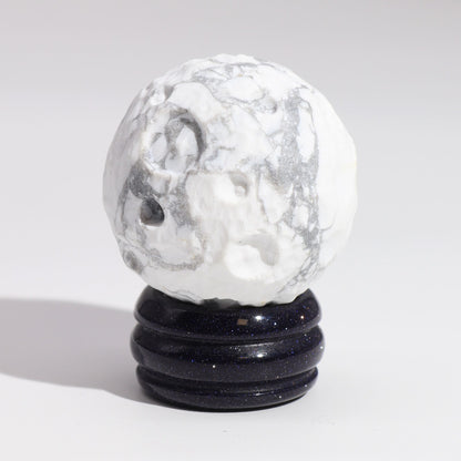Fehér howlit bolygó Sola Goldstone állványon – 40 mm (30 × 15 mm állvány)